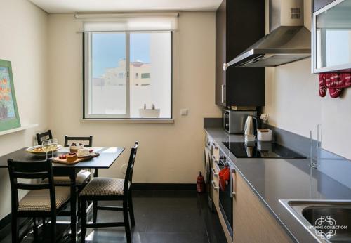 eine kleine Küche mit einem Tisch und einem Tisch in der Unterkunft Modern and Comfort Apartment 25 by Lisbonne Collection in Lissabon