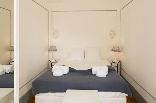 リスボンにあるClassic and Super Central Apartment 20 by Lisbonne Collectionのベッドルーム(大きな鏡付きのベッド付)