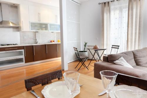 リスボンにあるQuiet and Comfort apartment with balcony 7 by Lisbonne Collectionのリビングルーム(ソファ、テーブル付)