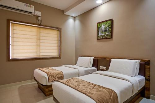 Un pat sau paturi într-o cameră la Sanctum Luxury Serviced Apartments