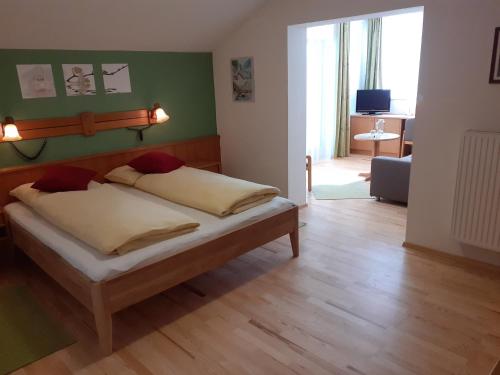 A bed or beds in a room at Pension Hirlatz