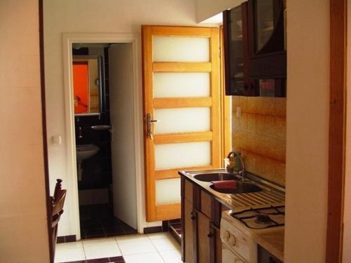 パコシュタネにあるVacation Apartment in Pakoštane with terrace, WiFi, washing machine (3539-4)のキッチン(シンク付)、バスルームへのドア