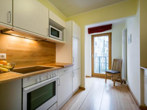 uma cozinha com um lavatório e um fogão forno superior em Kaiservillen Heringsdorf - Ferienwohnung mit 1 Schlafzimmer und Balkon D214 em Heringsdorf