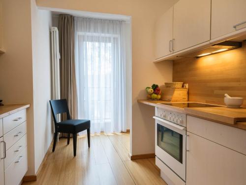 Il comprend une cuisine équipée d'un évier et d'une cuisinière. four supérieur dans l'établissement Kaiservillen Heringsdorf - Ferienwohnung mit 1 Schlafzimmer und Balkon D221, à Heringsdorf