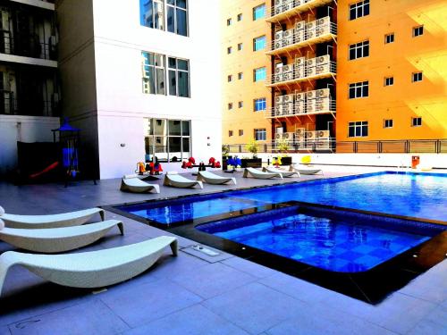 Eden Garden Hotel Apartment في المنامة: مسبح وسط مبنى