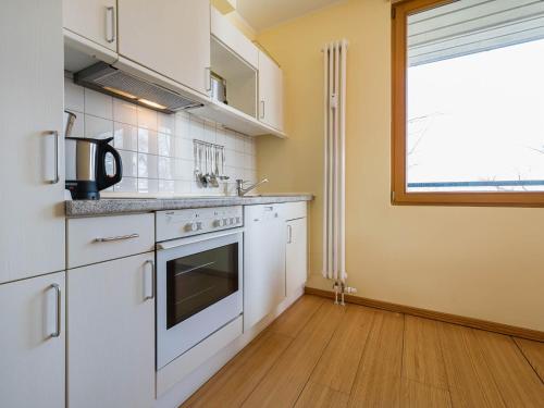 uma cozinha com electrodomésticos brancos e uma janela em Kaiservillen Heringsdorf - Ferienwohnung mit 1 Schlafzimmer und Balkon D233 em Heringsdorf