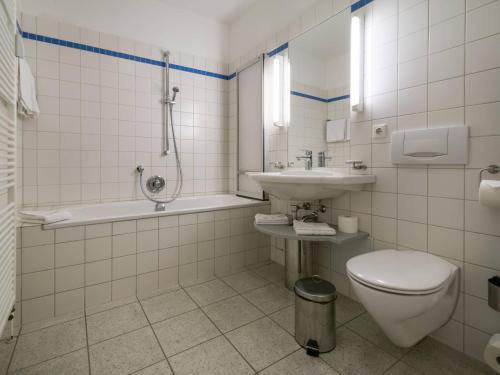 uma casa de banho com um WC, um lavatório e um chuveiro em Kaiservillen Heringsdorf - Ferienwohnung mit 1 Schlafzimmer und Balkon D233 em Heringsdorf