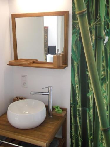 une salle de bain avec un lavabo et un miroir dans l'établissement L'Islo Bamboo, à Saumane-de-Vaucluse