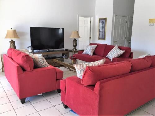 Beautiful 5 Bedroom 3.5 Bath Pool Home in Cumbrian Lakes, Kissimmee, United States