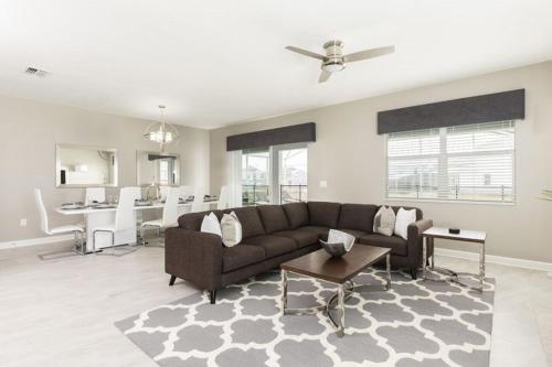 Amazing 9 Bed ChampionsGate Resort Pool Home, Davenport, United States