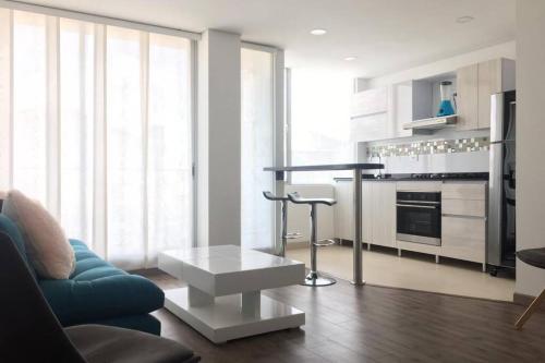 A kitchen or kitchenette at Hermoso apartamento con estacionamiento gratuito Chía N1