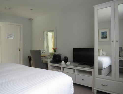 Un pat sau paturi într-o cameră la Seafort Luxury Hideaway