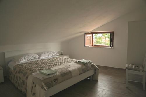 เตียงในห้องที่ Apartment in Susak with air conditioning, W-LAN (3865-6)