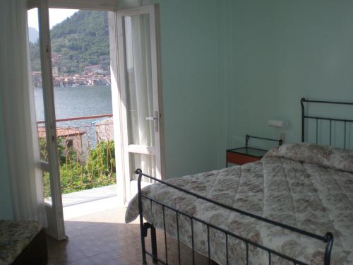 Albergo Ristorante Aquila في سولتسانو: غرفة نوم بسرير وإطلالة على الماء