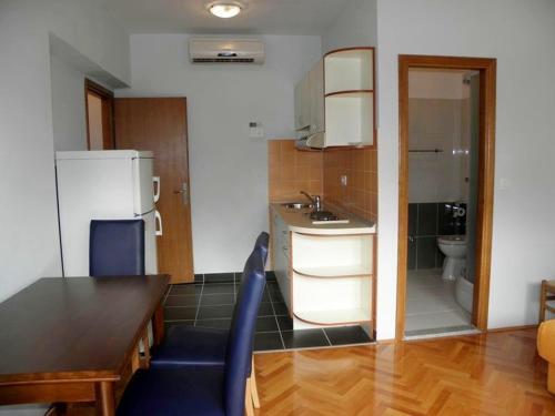 Kuchyňa alebo kuchynka v ubytovaní Apartment in Duce with sea view, terrace, air conditioning, Wi-Fi (4166-2)