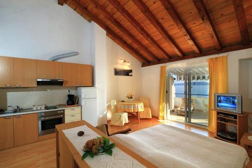 Kuchyňa alebo kuchynka v ubytovaní Studio apartment in Pisak with Seaview, Terrace, Air condition, WIFI (102-6)