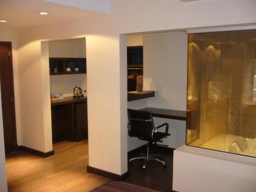 a office with a desk and a chair in a room at 646 Hotel Balcarce in Balcarce