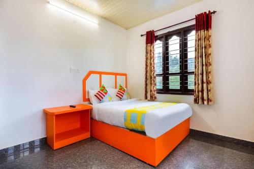 een slaapkamer met een bed en een raam bij CARMEL HOME STAY in Munnar