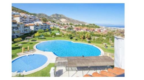 - une vue sur une grande piscine dans un complexe dans l'établissement La terraza de Benalmarina en Benalmádena, à Benalmádena