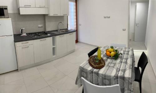 una cucina con un tavolo con una ciotola di frutta sopra di A Casa e' Mammà a Sorrento