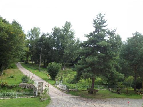 Taman di luar Gite 1 Les Perrières 6 personnes Bourgogne Maison entre Autun et Le Creusot TGV Maymard Yannick