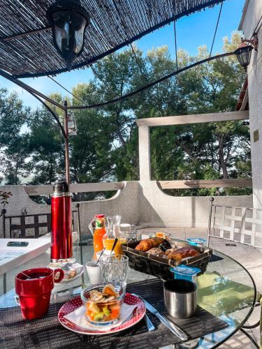 un tavolo con un vassoio di cibo su un patio di Le Mas des Roches à Velaux a Velaux