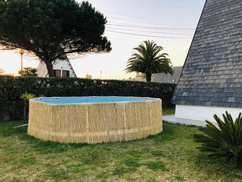 uma piscina num quintal ao lado de uma casa em Beachliving Cabana em Esmoriz