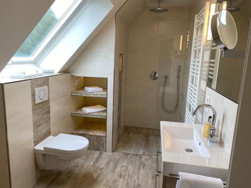 a bathroom with a toilet and a sink at Ferienwohnung Olli Koch in Reken