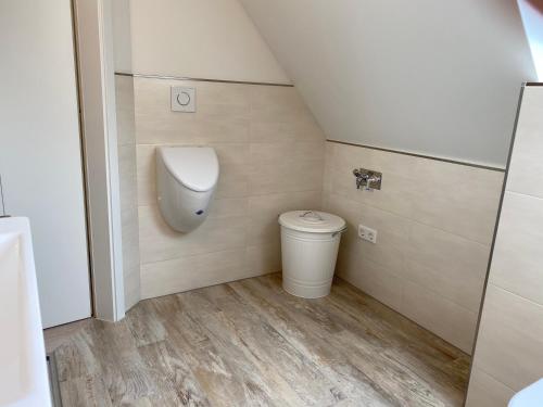 a small bathroom with a toilet and a sink at Ferienwohnung Olli Koch in Reken