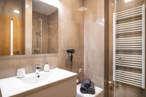 łazienka z umywalką i prysznicem w obiekcie MyFlat Casa Panorama Apartment w Siófoku