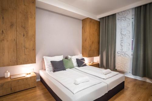een slaapkamer met een groot wit bed in een kamer bij MF Casa Panorama Apartment in Siófok