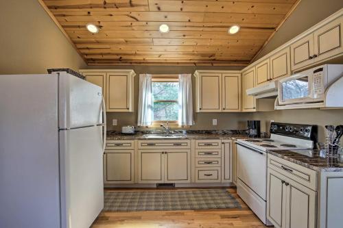 Gambar di galeri bagi Cozy Hayesville Couples Getaway with Marina Access! di Hayesville