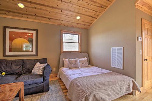 Gambar di galeri bagi Cozy Hayesville Couples Getaway with Marina Access! di Hayesville