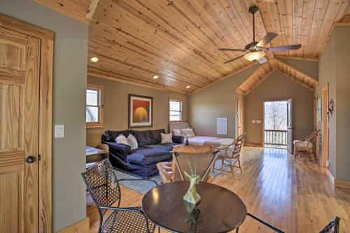 Gambar di galeri bagi Cozy Hayesville Couples Getaway with Marina Access! di Hayesville
