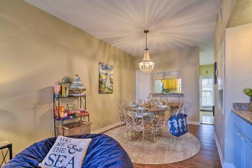 Posezení v ubytování Galveston East End Condo with Pool Less Than 1 Mi to Beach!
