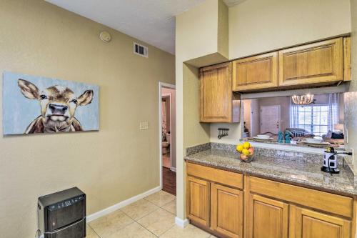 Kuchyň nebo kuchyňský kout v ubytování Galveston East End Condo with Pool Less Than 1 Mi to Beach!