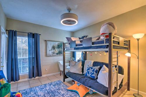 Postel nebo postele na pokoji v ubytování Galveston East End Condo with Pool Less Than 1 Mi to Beach!