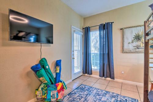 Postel nebo postele na pokoji v ubytování Galveston East End Condo with Pool Less Than 1 Mi to Beach!