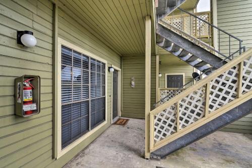 Fotografie z fotogalerie ubytování Galveston East End Condo with Pool Less Than 1 Mi to Beach! v destinaci Galveston