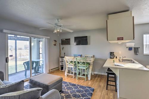 Dapur atau dapur kecil di Serene Abode on Lake Erie about 9 Miles to Oak Harbor