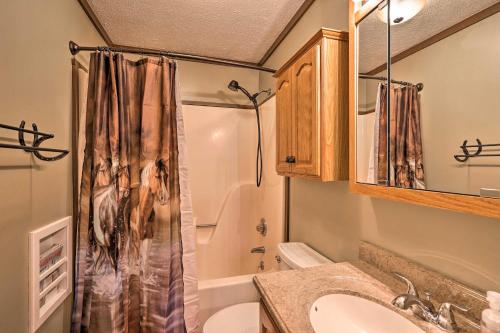 Ett badrum på Appalachian Boone Horse Ranch Retreat with Mtn Views