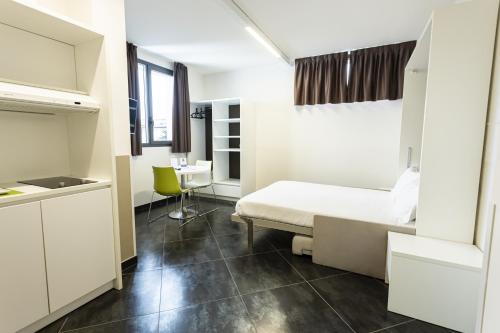 sypialnia z łóżkiem, biurkiem i stołem w obiekcie 57 Reshotel Orio w mieście Orio al Serio