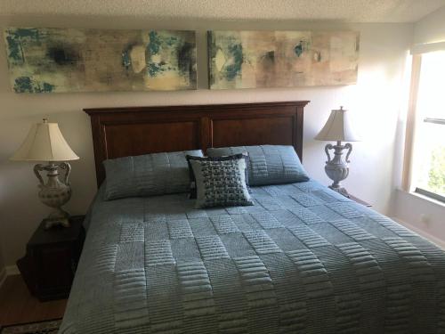 A bed or beds in a room at Florida Condos on Lake Tarpon