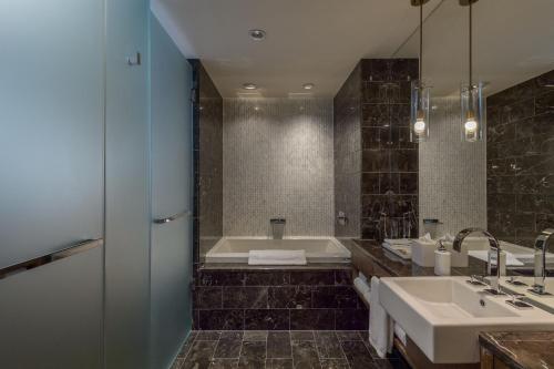 Kylpyhuone majoituspaikassa Loden Vancouver