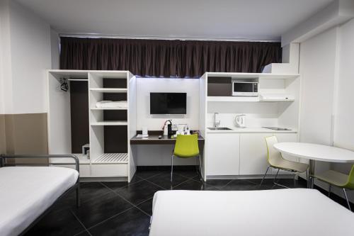 Pokój z łóżkiem i biurkiem z komputerem w obiekcie 57 Reshotel Orio w mieście Orio al Serio