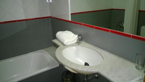 Hotel Montmeló tesisinde bir banyo