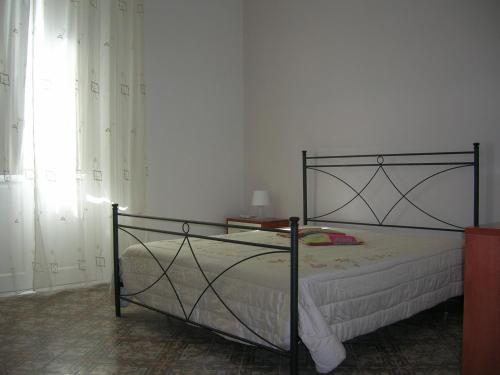 トラーパニにあるCasa Vacanze Trapani Via Mercèのベッドルーム1室(金属製フレームのベッド1台付)