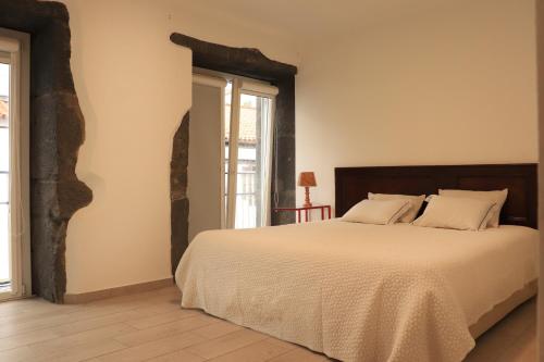Un pat sau paturi într-o cameră la Faial Marina Apartments 2