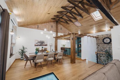 - une salle à manger et un salon avec une table et des chaises dans l'établissement Elia City House, à Kavala