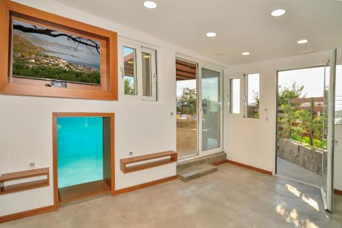CAVE Luxury House